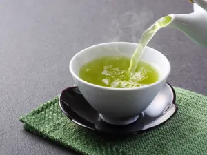تعمل مركبات الشاي الأخضر على الحد من نمو البكتيريا الضارة بالفم 