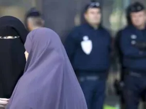 حكومة مقاطعة كيبيك تستعد لإصدار تشريع يحظر على الموظفين العموميين ارتداء رموز دينية بما فيها الحجاب
