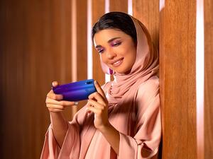 It would only be a selfie lover’s dream-come-true to hold a smartphone that was powered by Artificial Intelligence (AI), making it like a robot that could be your very own professional photographer. 