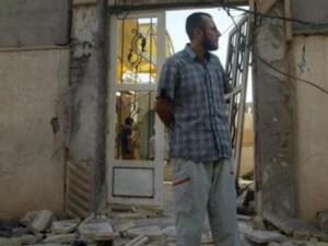 عراقي يقف امام كنيسة العائلة المقدسة بعد تعرضها لاعتداء الثلاثاء