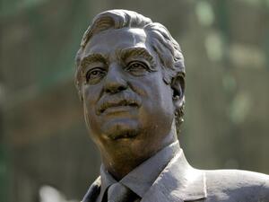 A bronze statue of slain prime minister Rafiq Hariri overlooks the site where he was killed in a massive blast in downtown Beirut. (AFP/Joseph Eid) A bronze statue of slain prime minister Rafiq Hariri overlooks the site where he was killed in a massive blast in downtown Beirut. (AFP/Joseph Eid)