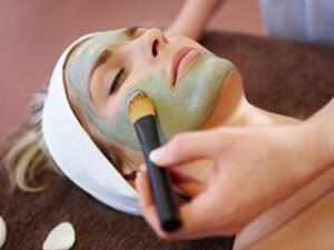 الماكياج ومنتجات العناية بالجلد يمكن أن تسبب حب الشباب