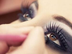 كيف تخفي الدوائر الداكنة حول محيط العين؟