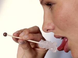 تناول الحلويات والسكاكر يضر ببشرتك ومحيط خصرك