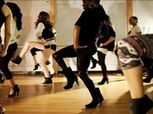 نساء يتدربن بالكعب العالي 