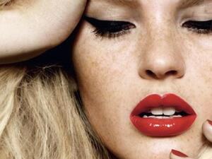 استعملي "ماسكارا" أو مجمل الرموش باللون الأسود لزيادة كثافة الرموش.