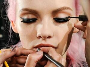 طبقة واحدة من أحمر الشفاه لا تكفي