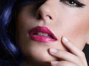 الماكياج الجاف ناعم ولا يترك جزيئات لامعة على البشرة