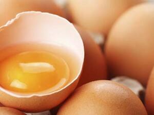 البيض فقير بهيدرات الكربون ولذالك يجعل وجهك ناعماً.