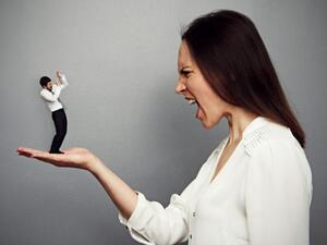 المتسلطة غالبا ما تلعب دور الطيبة حتى تسيطر عليك تماما 