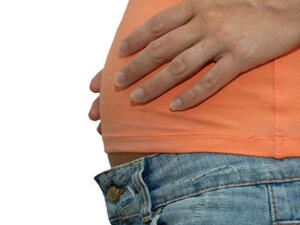 مساعدة على التخلص من الغازات جربوا تدليك البطن للاسفل.