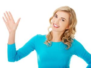 مع التقدم في السن، يمكن أن تظهر التجاعيد والأوردة على جلد اليدين وتصبح أكثر وضوحا.
