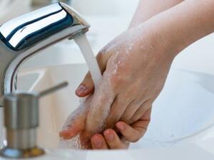 الماء البارد مفيد في خفض حرارة الجلد  الماء البارد مفيد في خفض حرارة الجلد