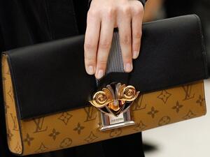 شعار وقفل ذهبي من المجموعة الجديدة  شعار وقفل ذهبي من المجموعة الجديدة