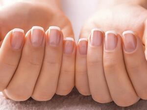 استخدمي طلاء مقوي للاظافر لحمايتها من الجفاف استخدمي طلاء مقوي للاظافر لحمايتها من الجفاف