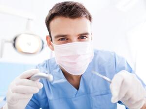 ينصح الأطباء المرضى الذين يتعرضون لخلع أضراسهم للالتزام بالعديد من النصائح 