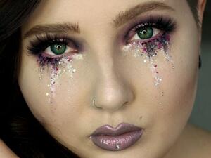 تعتمد هذه الموضة على عمل ماكياج يشبه الدموع اسفل العين تعتمد هذه الموضة على عمل ماكياج يشبه الدموع اسفل العين