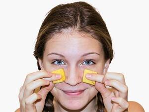 تفرك قطع قشور الموز على البشرة