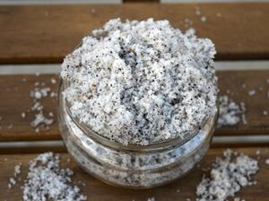 مقشر الجسم بالشاي الأسود