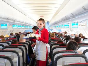 لماذا ترفض المضيفات شرب الشاي والقهوة على الطائرة؟