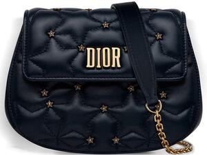 حقيبة "د- فينس" من ديور المزينة بالنجوم المعدنية