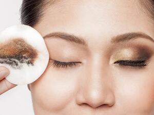 زيت اللوز لازالة الماكياج