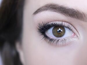 جميلة البوابة: تكبير العيون الصغيرة بالماكياج
