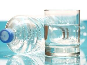 انسى الماء!  جربي المياه المعدنية بدلاً من ذلك