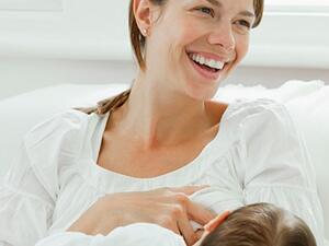 الرضاعة الطبيعية مفيدة للام والطفل