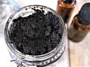 اصنعيه بنفسك: مقشر القهوة والفحم للحد من السيلوليت