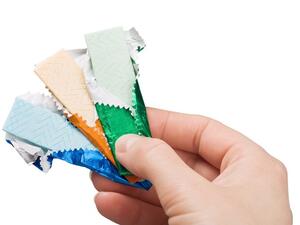 تقدم العلكة فوائد صحية للفم