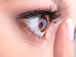 العدسات اللاصقة الطبية أفضل من التجارية