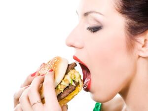 تناول الطعام بسرعة قد يكون سيئًا لصحتك