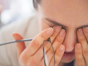 تجنبي فرك عينيك والحكة قدر الإمكان.