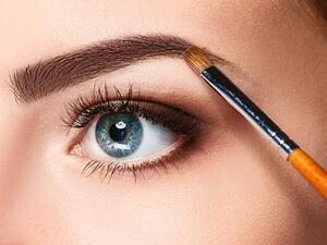 أربع زيوت لتكثيف شعر الحواجب بشكل طبيعي