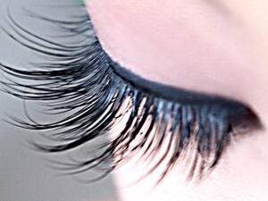 طرق طبيعية لتحفيز إطالة الرموش؟