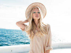 يمكن أن تسبب الحرارة الشديدة والهواء جفاف الشعر