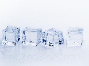 ينصح أطباء الأسنان بتجنب تناول مكعبات الثلج