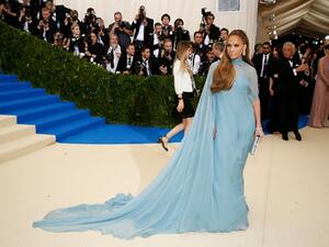 جينيفر لوبيز وثوب من تصميم  من فالنتينو