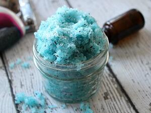 اصنعيه بنفسك: مقشر الاقدام بعشبة الليمون والبابونج