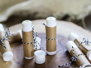 اصنعيه بنفسك: بلسم للشفاه بالعسل والنعناع