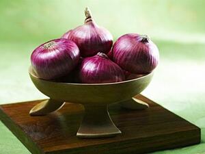 اصنعيه بنفسك: عصير البصل والعسل لنمو أسرع للشعر