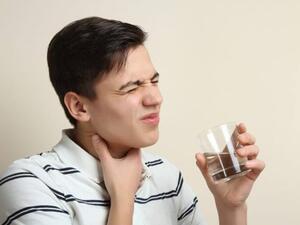 المضمضة بالماء الدافئ المملح