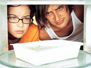 إعادة تسخين بعض الوجبات يمكن أن يجعلها سامة!