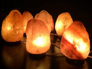 هل هناك حقا فوائد صحية لمصابيح ملح الهيمالايا، أم أنها مجرد مصابيح جميلة متوهجة؟