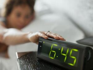 ضع برنامج زمني للنوم والاستيقاظ