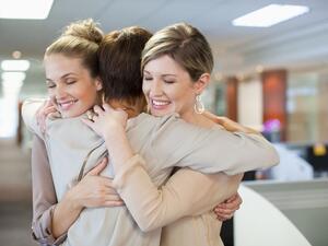 الاهل والاصدقاء هم الشبكة الاساسية التي تحمي المراهق