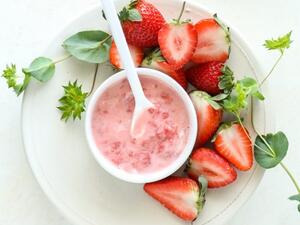 جميلة البوابة: قناع تفتيح الوجه بالفراولة واللبن