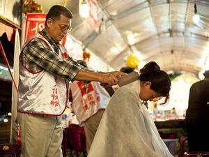 أحدث موضة: التدليك بالسكاكين