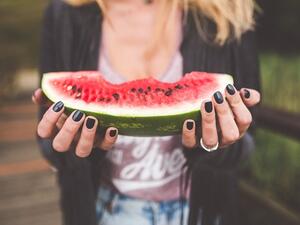 يعتبر البطيخ من الفواكه الغنية بالماء